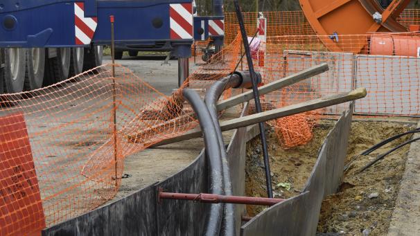 <p>Auf dem Parkplatz des früheren Zollagenturgebäudes Lichtenbusch interessierten sich im Februar 2018 zahlreiche Fotografen und Kamerateams für den dort ausgehobenen 1,80 Meter tiefen und 80 Zentimeter breiten Graben, in den zwei eindrucksvolle Kabelstränge gelegt wurden.</p>