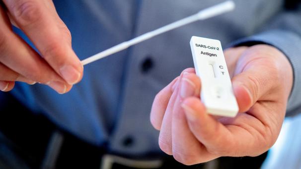 <p>Ein Mann hält einen Schnelltest zur Erkennung des Coronavirus und ein Teststäbchen in einem Pflegeheim in der Region Hannover in den Händen. Schnelltests sollen in der zweiten Welle der Corona-Pandemie Ausbrüche in Pflegeheimen verhindern.</p>
