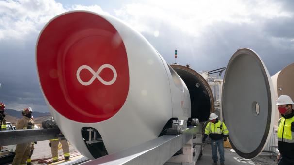 <p>Das undatierte Handout-Foto zeigt den neuen Hyperloop des Unternehmens Virgin, ein Hochgeschwindigkeitstransportsystem mit Kapseln in einer Unterdruckröhre.</p>