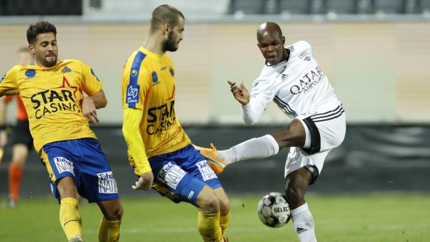 <p>Knowledge Musona (rechts) und die AS Eupen tragen ihr Nachholspiel gegen Mecheln am 3. Dezember aus.</p>