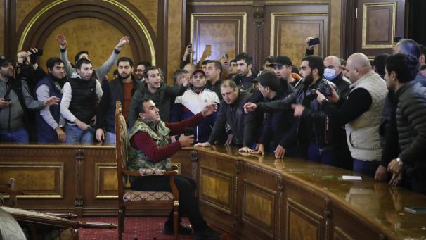 <p>Nach einer neuen Vereinbarung über ein Ende der Kämpfe in der Konfliktregion Berg-Karabach ist es in Armenien zu Ausschreitungen gekommen. Viele Männer streiten lautstark im von ihnen besetzten Regierungsgebäude, um gegen die Vereinbarung zur Einstellung der Kämpfe um die Region Berg-Karabach zu protestieren.</p>