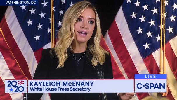 <p>Kayleigh McEnany, Pressesprecherin des Weißen Hauses, hält eine Pressekonferenz ab, um über angebliche Rechtsbrüche in Pennsylvania und anderen Bundesstaaten zu reden, die das Ergebnis der Präsidentschaftswahlen anzweifeln. Angesichts unbelegter Anschuldigungen über systematischen Betrug bei der US-Wahl hat der konservative TV-Sender Fox News von der Pressekonferenz weggeschaltet.</p>