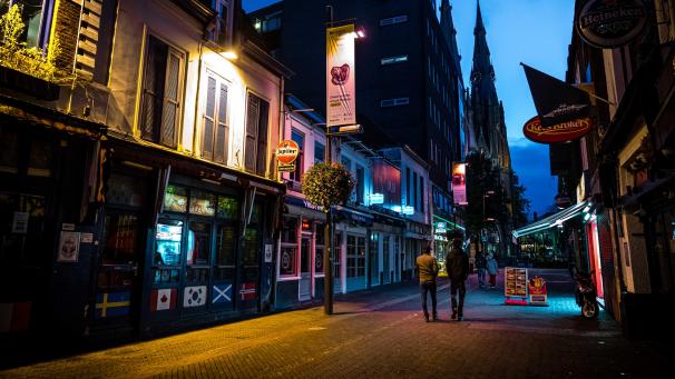 <p>Eindhoven: Fast menschenleer ist die Stratumseind, die längste Kneipenstraße der Niederlande.</p>