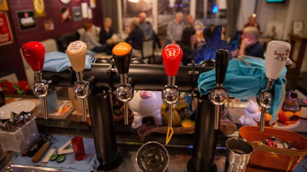 <p>Den Forschern zufolge sind unter anderem Restaurants und Bars riskante Ort für eine Ansteckung.</p>