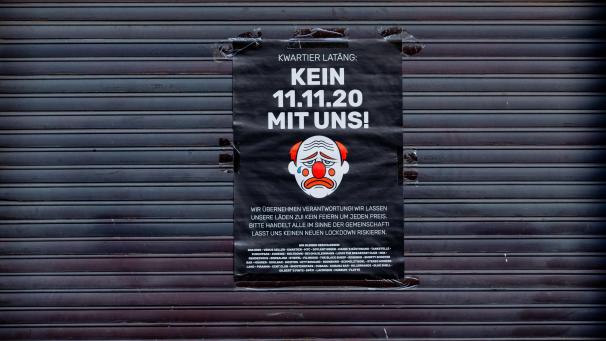 <p>Ein Plakat, das einen weinenden Clown zeigt mit der Aufschrift „Kwartier Latäng - Kein 11.11.20 mit uns!“ hängt an einer geschlossenen Kneipe im Umkreis der Zülpicher Straße in Köln.</p>