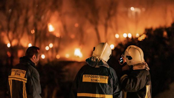 <p>Mindestens 150 Migranten sind wegen eines Brandes vor dem Registriercamp von Vathy obdachlos geworden. Der Brand war gegen 04.00 Uhr O</p>