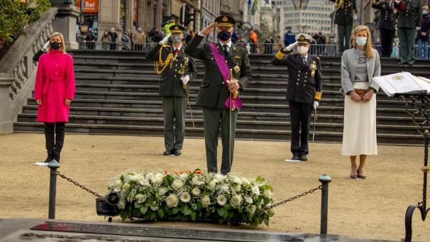 <p>Neben König Philippe (Bildmitte) nahmen auch Innenministerin Annelies Verlinden (rechts) und Verteidigungsministerin Ludivine Dedonder (links) teil – natürlich corona-konform auf Abstand und mit Maske.</p>