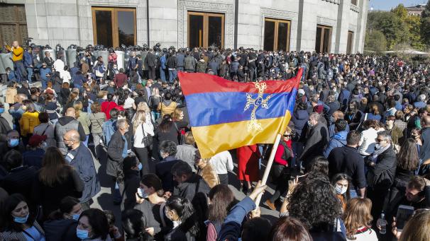 <p>Tausende Menschen haben erneut die Straßen Armeniens überschwemmt und gegen das Abkommen zur Einstellung der Kämpfe, welches fast 2.000 russischen Friedenstruppen und territoriale Zugeständnisse fordert, protestiert.</p>