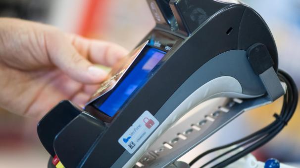 <p>Das kontaktlose Bezahlen hat in Zeiten von Corona Vorteile. Man muss den Bezahlterminal nicht direkt anfassen.</p>