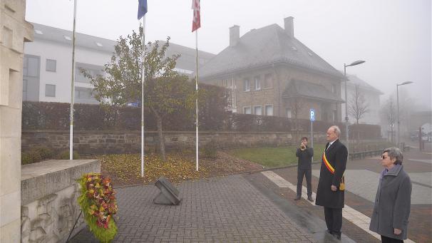 <p>Stilles Gedenken: Bürgermeister Herbert Grommes und Generaldirektorin Helga Oly legten am Kriegerdenkmal den Kranz nieder.</p>