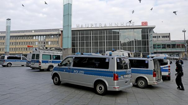 <p>Polizeifahrzeuge vor dem Kölner Hauptbahnhof: Wegen Corona wurde der Auftakt der Karnevalssaison abgesagt.</p>