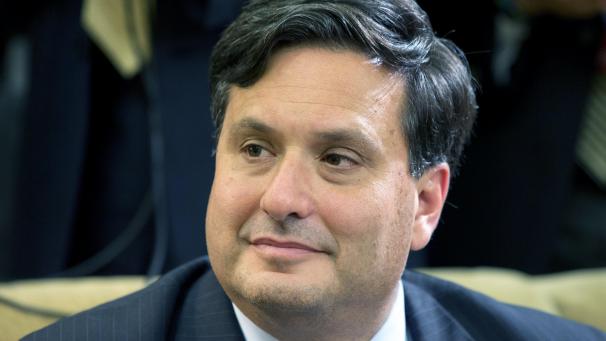<p>2014, USA, Washington: Ronald Klain hört zu, wie der damalige US-Präsident Barack Obama im Oval Office des Weißen Hauses zu den Medien spricht. Der gewählte US-Präsident Joe Biden hat entschieden, wer sein künftiger Stabschef im Weißen Haus sein soll. Die Wahl sei auf seinen langjährigen Vertrauten Ron Klain gefallen, erklärte das Biden-Team.</p>