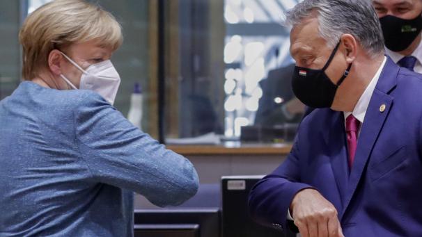 <p>Deutschlands Kanzlerin Angela Merkel und Viktor Orban, Premierminister von Ungarn, begrüßen sich mit dem Ellbogen während eines Rundtischgesprächs beim EU-Gipfel im Gebäude des Europäischen Rates.</p>