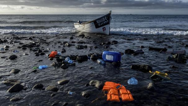 <p>Ein Holzboot, mit dem Flüchtlinge aus Marokko über den Atlantischen Ozean gefahren sind, liegt Mitte Oktober an der Küste der Kanarischen Inseln.</p>