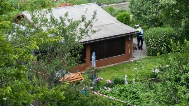 <p>Absperrband umgibt das Grundstück in einer Kleingartenkolonie am Stadtrand von Münster mit einer Gartenlaube, von der man hier die Rückseite sieht (Luftaufnahme mit einer Drohne). Im Fall des schweren sexuellen Missbrauchs von Kindern in Münster beginnt am Donnerstag der Prozess gegen fünf Angeklagte.</p>