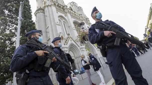 <p>Nizza: Polizisten stehen nach einer Messerattacke in der Nähe der Kirche Notre-Dame Wache. Bei der Messerattacke hat es mindestens drei Tote und mehrere Verletzte gegeben.</p>