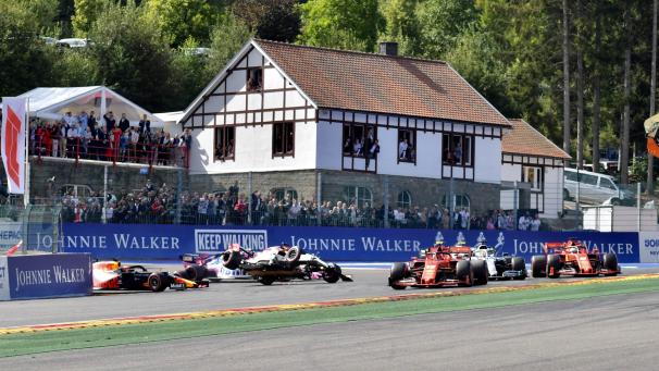 <p>Nicht nur in der Kurve „La Source“ sind beim Formel-1-Rennen zahlreiche Werbetafeln angebracht.</p>
