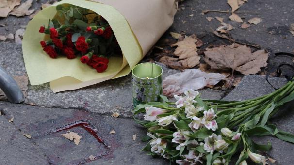 <p>Blumen, eine Kerze und Blut sind vor dem Musikclub Bataclan auf einem Gehsteig zu sehen. Vor fünf Jahren ermordeten Extremisten 130 Menschen in Paris.</p>