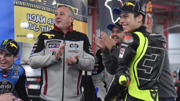 <p>Michael Bartholemy mit Joan Mir (r.), der am Sonntag Weltmeister werden kann.</p>