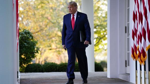 <p>US-Präsident Donald Trump geht in den Rosengarten des Weißen Hauses, um bei einer Pressekonferenz über die Maßnahmen seiner Regierung gegen die Corona-Pandemie zu sprechen.</p>