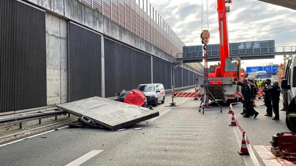 <p>Eine große Betonplatte einer Lärmschutzwand ist auf der Autobahn 3 bei Köln auf einen Wagen gestürzt und hat eine Autofahrerin getötet.</p>