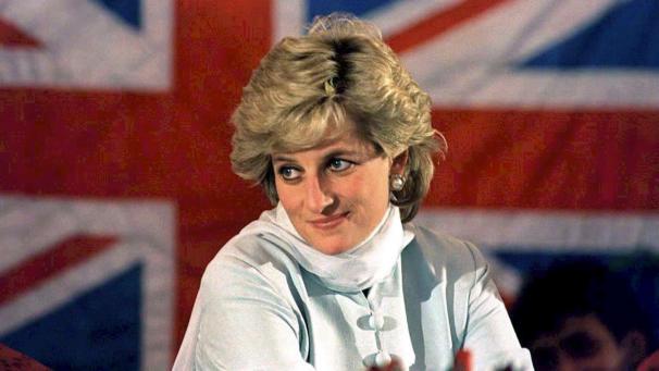 <p>1996, Pakistan, Lahore: Prinzessin Diana vor der britischen Fahne. Die einen priesen sie als Mischung aus Super-Modell und Mutter Teresa, andere hielten sie für eine rachsüchtige Ehefrau: Als die BBC am 20. November 1995 ein Interview mit Prinzessin Diana ausstrahlte, stockte wegen des brisanten Inhalts nicht nur den Briten der Atem.</p>