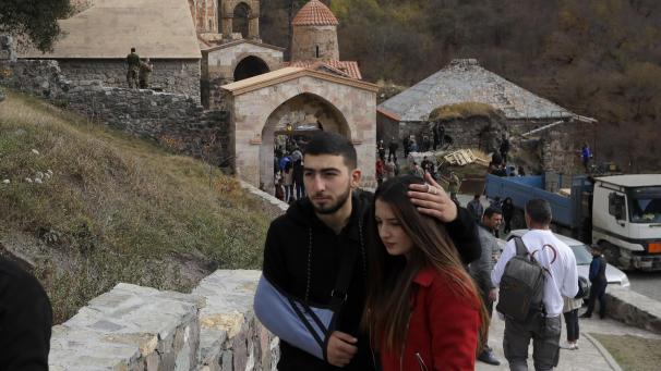 <p>Dadivank: Ein armenisches Ehepaar besucht das orthodoxe Dadiwank-Kloster aus dem 12. bis 13. Jahrhundert am Rande von Kalbajar in Karvachar, in Berg-Karabach. Im Rahmen eines Abkommens, das die wochenlangen intensiven Kämpfe um die Region Berg-Karabach beendet, gehen einige von Armeniern gehaltene Gebiete, wie dieses an die Region angrenzende Gebiet, an Aserbaidschan über.</p>