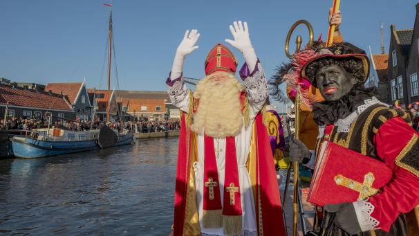 <p>2018, Niederlande, Monnickendam: Sinterklaas und sein Helfer, der Zwarte Piet, kommen an. Gegner des Brauchs sagen, dass solche Darstellungen des Zwarte Piet rassistische Stereotypen fördern. Die Anhänger verteidigen diese Darstellung des Begleiters von Sinterklaas, der weißbärtigen niederländischen Version von St. Nikolaus im roten Mantel, als traditionelle Kinderfigur.</p>