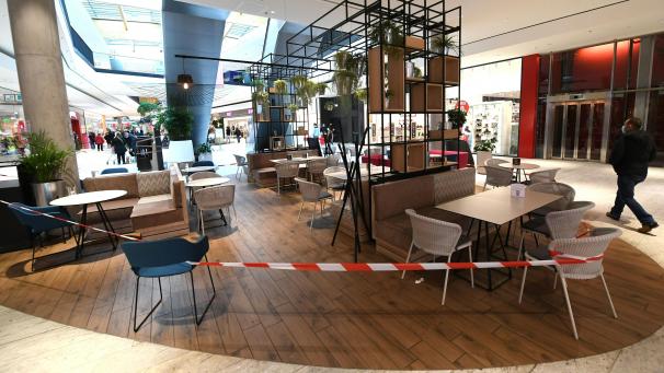 <p>Wien: Blick auf einen abgesperrten Essbereichs eines Geschäfts in einem Einkaufszentrum. Die österreichische Regierung hat einen neuen Lockdown verkündet.</p>