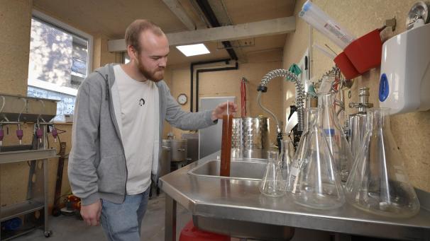 <p>Maurice Collard misst den Zuckergehalt beim geplanten Weihnachtsbier.</p>