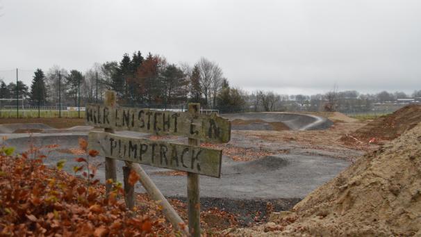 <p>„Hier entsteht ein Pumptrack“: Die Konturen des neuen Mountainbike-Zentrums am Sportplatz in Kalterherberg sind deutlich zu erkennen.</p>