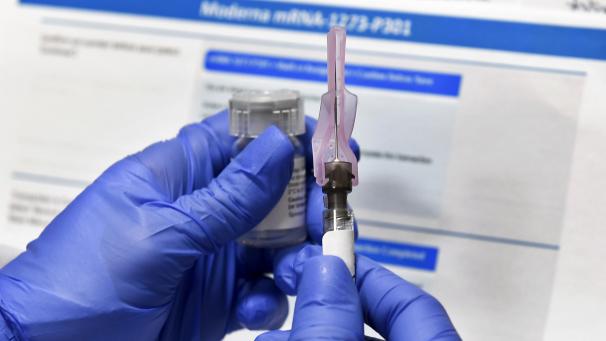 <p>Eine Krankenschwester bereitet eine Spritze mit einem potenziellen Impfstoff der US-Biotech-Firma Moderna gegen Covid-19 vor.</p>