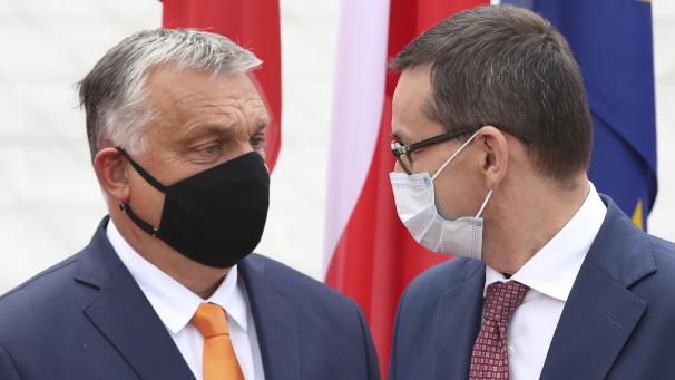 <p>Polens Premierminister Mateusz Morawiecki (rechts) und Ungarns Regierungschef Viktor Orban im Gespräch</p>