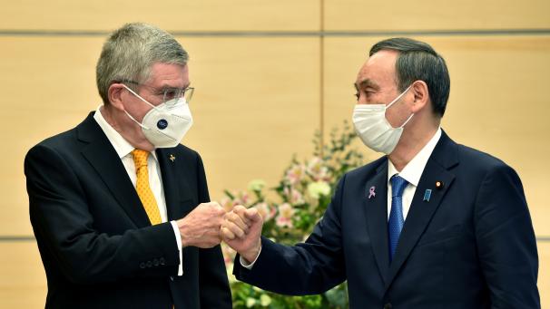 <p>Japans Premierminister Yoshihide Suga (rechts) begrüßt IOC-Präsident Thomas Bach am Rande einer Pressekonferenz am Montag.</p>