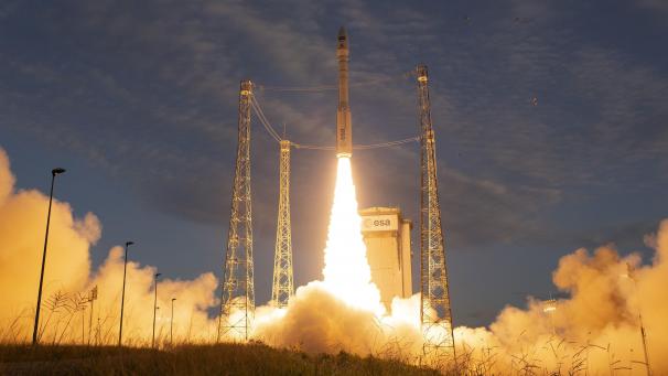<p>Eine Vega-Trägerrakete startet auf dem europäischen Weltraumbahnhof Kourou.</p>