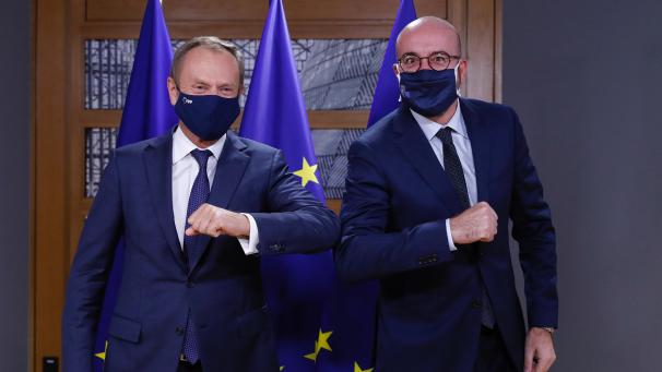 <p>Charles Michel (r), Präsident des Europäischen Rates, empfängt Donald Tusk, Parteivorsitzender der Europäischen Volkspartei, vor ihrem Treffen im Europäischen Rat.</p>