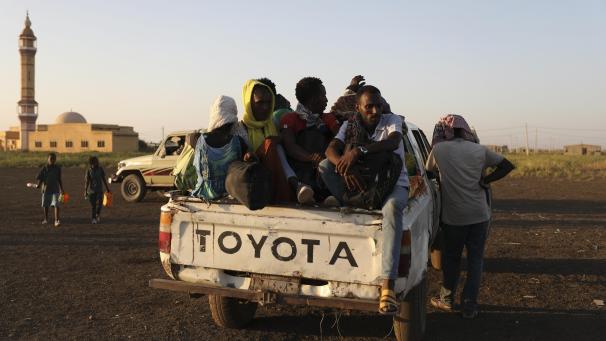 <p>Äthiopische Flüchtlinge sitzen auf der Ladefläche eines Pick-ups. Nach Angaben des UN-Flüchtlingshilfswerks hat der wachsende Konflikt in Äthiopien dazu geführt, dass Tausende aus der Region Tigray in den Sudan geflohen sind.</p>