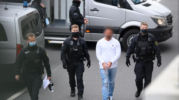 <p>Ein verdächtiger Mann im Fall um den Kunstdiebstahl im Grünen Gewölbe wird von Polizisten in das Gebäude des Oberlandesgerichts geführt. Knapp ein Jahr nach dem Kunstraub im Dresdner Grünen Gewölbe hat die Polizei am Morgen in Berlin drei Tatverdächtige festgenommen.</p>