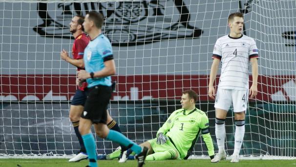 <p>Manuel Neuer und seine Vorderleute gerieten in Sevilla böse unter die Räder.</p>