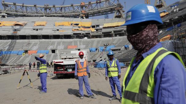<p>Bauarbeiter arbeiten am Lusail-Stadion, einem der Stadien der WM 2022. Katar trägt in drei Jahren eines der größten Sportereignisse der Welt aus. Das Stadion soll 80.000 Plätze umfassen und die Spielstätte für das Eröffnungsspiel und das Finale werden.</p>