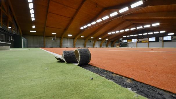 <p>Auf dem alten Teppichboden haben Generationen von Sportlern das Tennisspielen gelernt.</p>
