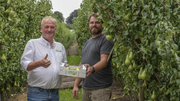 <p>Faircoop-Präsident Erwin Schöpges und Obstbauer Xavier Laduron (rechts)</p>