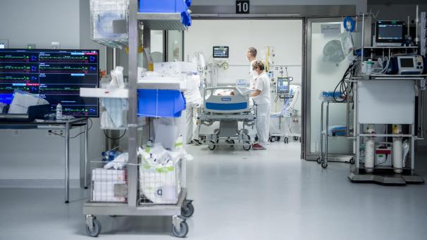 <p>Zwei medizinische Mitarbeiter beobachten auf der Intensivstation des Universitätsklinikums (CHUV) in Lausanne einen Corona-Patienten.</p>