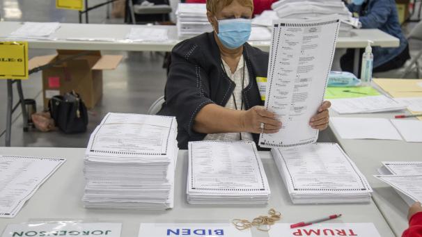 <p>Wahlhelferinnen in den 159 Bezirken des US-Bundestaats Georgia führen eine Handauszählung der Stimmzettel für die Präsidentschaftswahl durch, die im Rahmen einer nach Landesrecht vorgeschriebenen Prüfung erfolgt.</p>