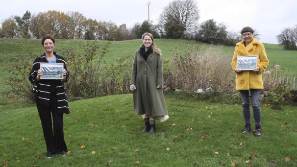 <p>Tanja Mosblech (links) und Andrea Radermacher-Mennicken (rechts) mit Kulturministerin Isabelle Weykmans</p>