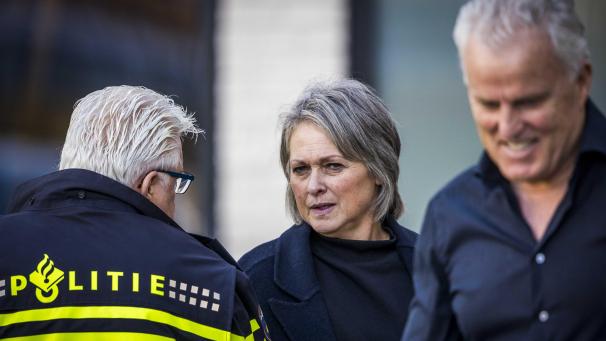 <p>Berthie Verstappen (Mitte), die Mutter von Nicky, und Peter R. de Vries (r.), Journalist und Berater der Familie, kommen zur Urteilsverkündung in das Gericht.</p>