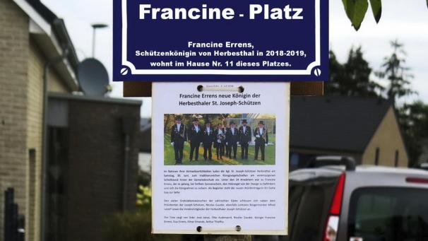 <p>Als Francine Errens 2018 Schützenkönigin wurde, wurde der Parkplatz in „Königin-Francine-Platz“ umbenannt.</p>