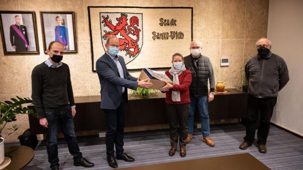 <p>Am vergangenen Freitagabend überreichte eine Delegation der Bürgerinitiative Bürgermeister Herbert Grommes sowie dem zuständigen Schöffen Roland Gilson eine Kiste mit derzeit knapp über 3000 Unterschriften.</p>