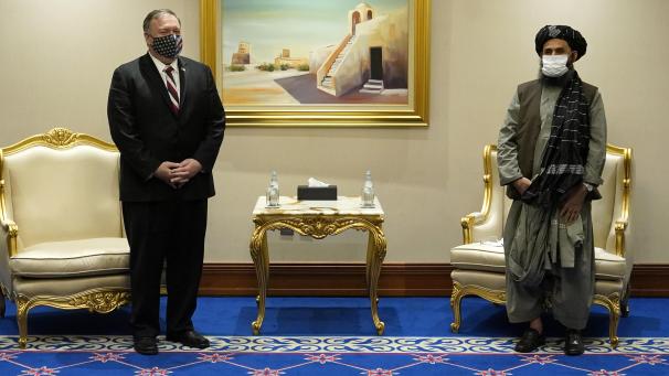 <p>Katar, Doha: Mike Pompeo (l.), Außenminister der USA, trifft Mullah Abdul Ghani Baradar, Vizechef der Taliban.  |</p>