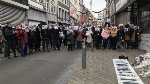 <p>Spontan versammelten sich die Menschen vor dem Shop der jungen Frau, die am Montag ihrem Leben ein Ende bereitete.</p>